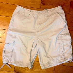 Men cargo shorts with buttoned pockets